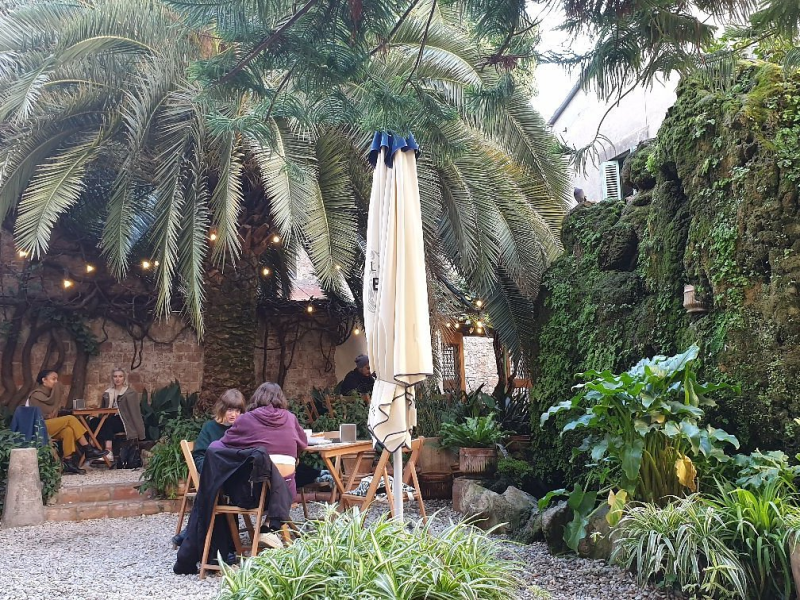 La Central del Raval: Un Templo de Papel en la Antigua Capilla de la Misericordia